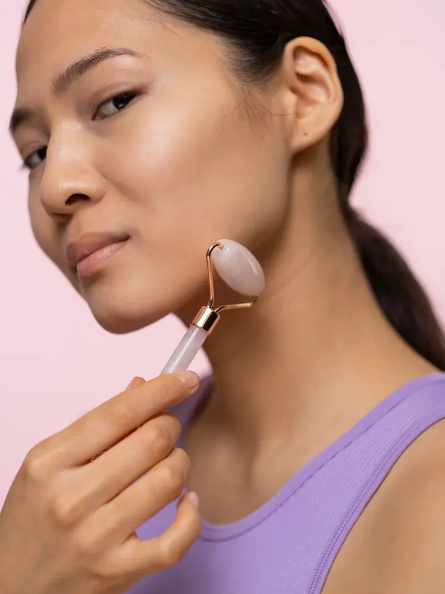 9 Langkah Pijat Wajah agar Kulit Terlihat Kencang dan Awet Muda