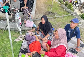 Pasien yang dievakuasi terlihat di luar rumah sakit setempat pasca gempa di Palu, Sulawesi Tengah, Selasa 16 Juni 2026. (AP Photo/Taufan Bustan)