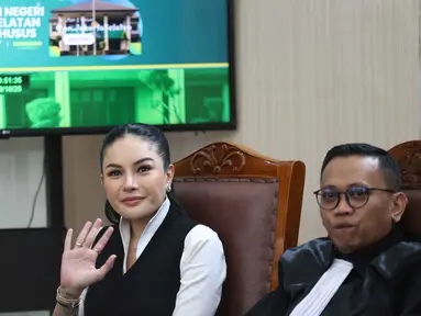 Artis, Nikita Mirzani (kiri) sesaat sebelum menjalani sidang lanjutan yang beragendakan pembacaan tuntutan terkait kasus pemerasan dan Tindak Pidana Pencucian Uang (TPPU) di Pengadilan Negeri Jakarta Selatan, Kamis (9/10/2025). (Kapanlagi.com/Budy Santoso)