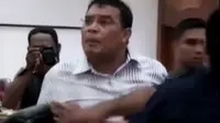 Ketua dan wakil ketua DPRD Provinsi Maluku yang nyaris berkelahi di gedung DPRD, hingga mantan Menteri Agama Surya Dharma Ali jalani sidang.
