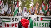 Pengunjuk rasa mengenakan bendera Palestina berunjuk rasa mendukung rakyat Palestina di Toulouse, Prancis, pada 11 September 2024. (Lionel BONAVENTURE/AFP)