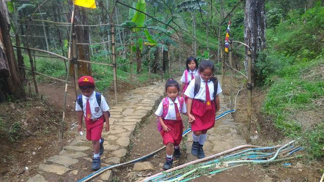 Anak-anak Dusun Pesawahan, Gununglurah, Cilongok, Banyumas, melintas berkilometer di tengnah hutan untuk bersekolah di desa tetangga. (Foto: Liputan6.com/Muhamad Ridlo)
