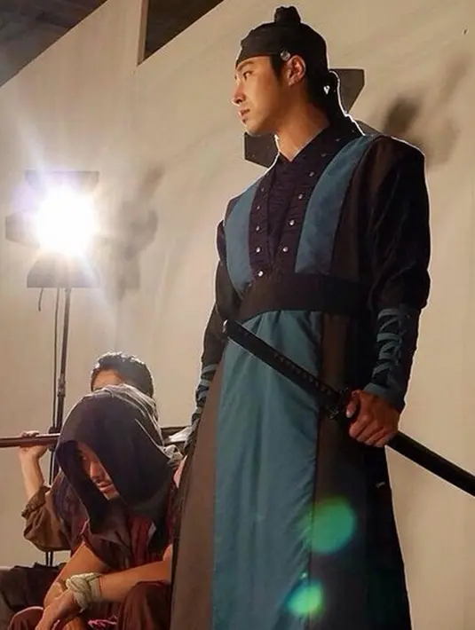 Di drama berjudul The Night Watchers, Yunho akan menjadi pendekar pedagang yang tangguh. Ia dipercaya membintangi tokoh penting. Selain menjadi petarung, Yunho pun menjadi pengawal pangeran di Era Joseon. (Instagram/uknow_official)