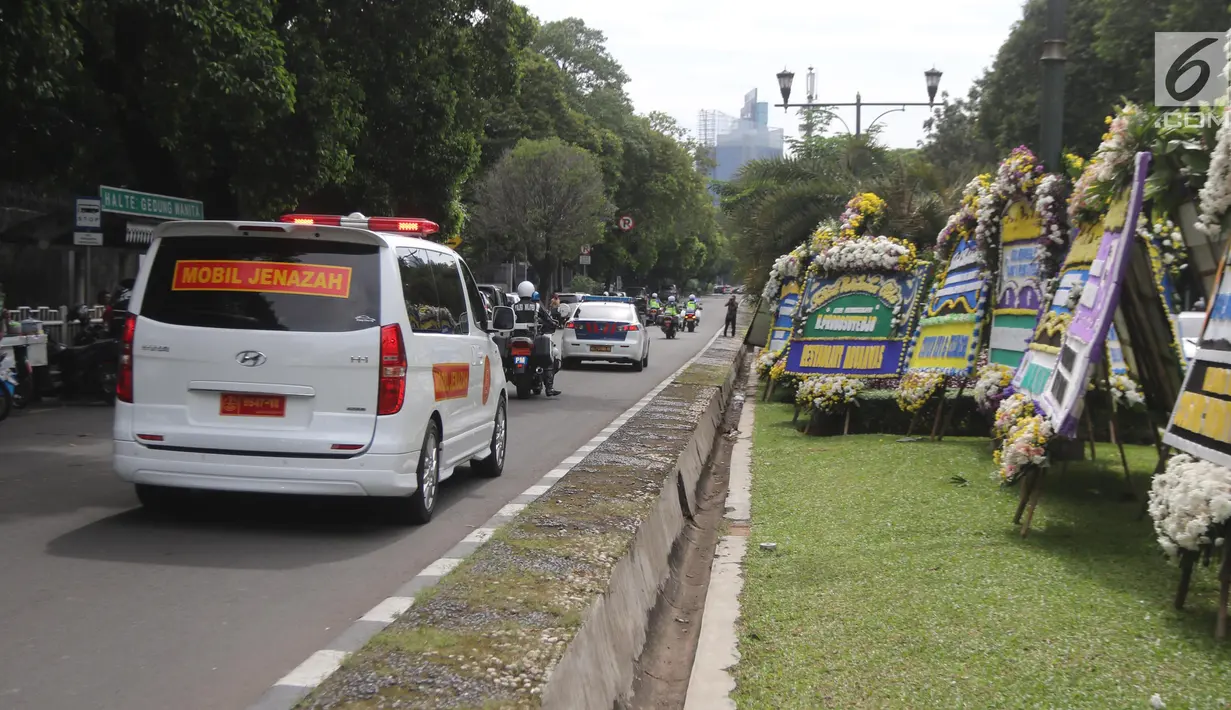 Mobil ambulans membawa jenazah Probosutedjo menuju Bandara Halim Perdanakusuma, Jakarta, Senin (26/3). Tampak iring-iringan panjang dari mobil pengantar yang hendak mengiringi almarhum ke bandara. (Liputan6.com/Arya Manggala)