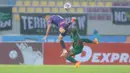 Di awal babak pertama, kedua tim sulit mengembangkan permainan. Hujan deras yang mengguyur kota Solo agak menghambat permainan kedua tim. (Bola.com/Arief Bagus)