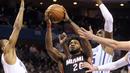Pemain Miami Heat, Justise Winslow #20 berusaha melewati hadangan para pemain Charlotte Hornets pada laga NBA di Spectrum Center, (29/12/2016). Hornets menang 91-82. (Reuters/Sam Sharpe-USA TODAY Sports)