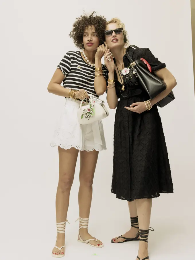 Dua orang model sedang mengenakan Kate Spade summer 2025 collection (Foto Dok: Kate Spade New York)