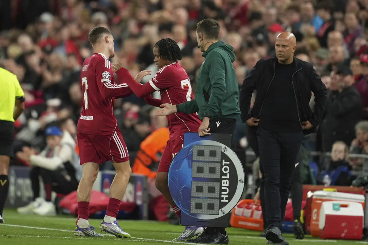 Florian Wirtz (kiri) keluar lapangan dan digantikan Rio Ngumoha di laga Liverpool vs Atletico Madrid di Anfield di Liga Champions 2025/2026, Kamis (18/09/2025). (AP Photo/Jon Super)