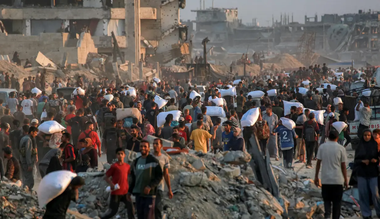 Ribuan warga Gaza langsung bergegas ke pusat distribusi bantuan untuk menerima paket bantuan kemanusiaan. (BASHAR TALEB/AFP)