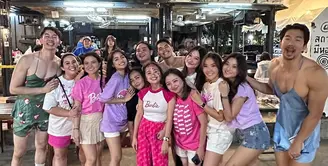 Mendekati hari pernikahannya, Gritte Agatha menggelar bridal shower bersama sahabatnya di Bangkok, Thailand. Acara digelar secara meriah di sebuah restoran dan dihadiri beberapa teman selebriti. [Instagram/gritteagathaa]