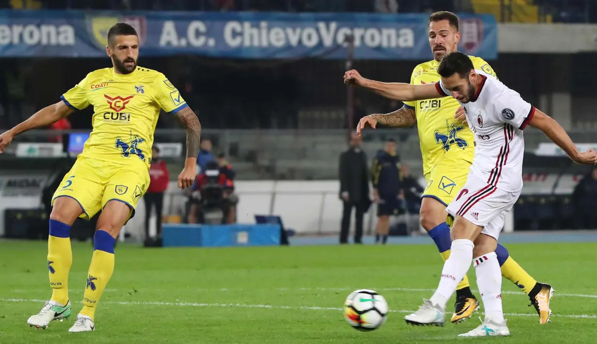 Gelandang AC Milan, Hakan Calhanoglu berusaha menendang bola saat bertanding melawan ChievoVerona pada lanjutan Liga Serie A Italia di stadion Bentegodi di Verona, Italia,(25/10). Milan menang telak 4-1. (Filippo Venezia / ANSA via AP)