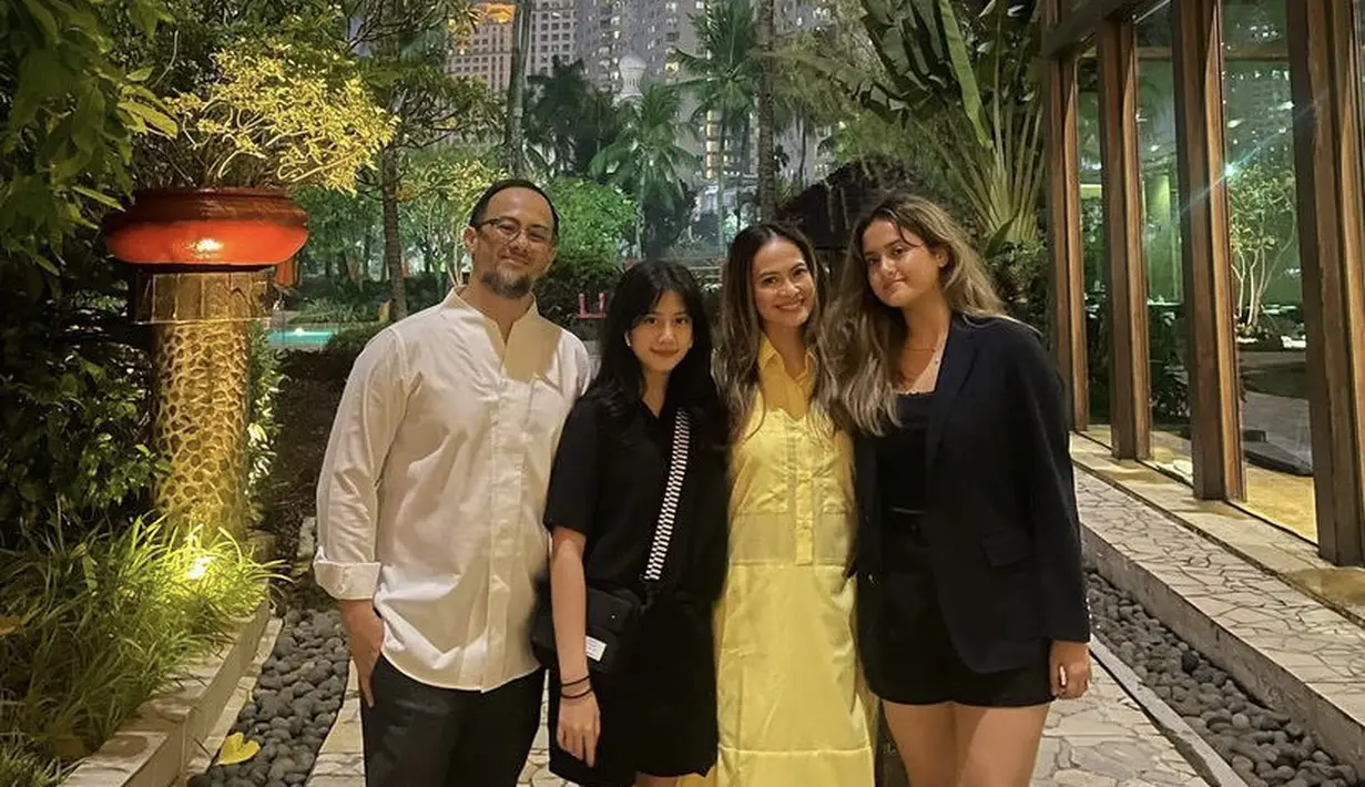 Kika dan Tallila tampil kompak serba hitam dengan pakaiannya. Sedangkan Ersa mengenakan dress kuning, dan sang ayah dengan atasan putihnya. (@ersamayori)