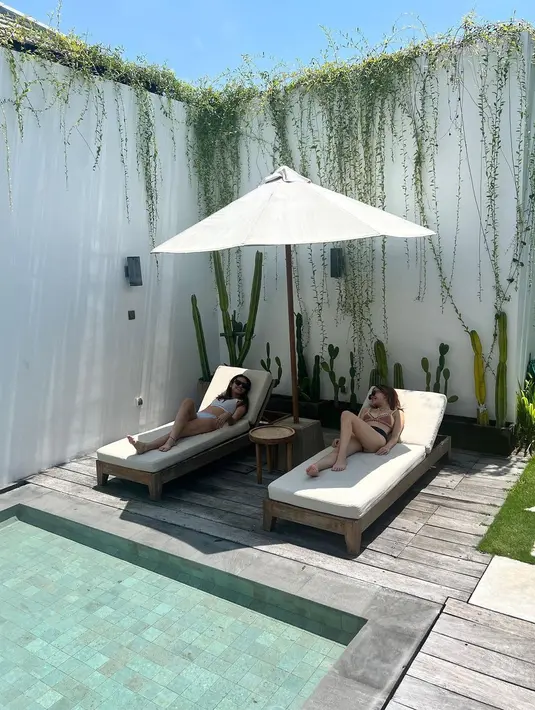 Outfit Zara yang makin dewasa cukup jadi perbincangan di kolom komentar. Namun beberapa menilai busana tersebut memang cukup lazim dikenakan di Bali. [Instagram @zaraadhsty]