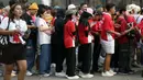 Mereka antusias untuk menyaksikan permainan timnas Indonesia yang akan menjamu China. (Liputan6.com/Helmi Fithriansyah)