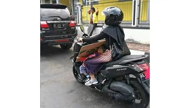 6 Kelakuan Kocak Ibu-Ibu Terlalu Santai Asuh Anak Ini Bikin Geregetan