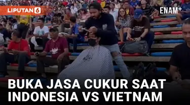 Kocak! Tukang Potong Rambut Layani Pelanggan Saat Pertandingan Timnas Indonesia VS Vietnam
