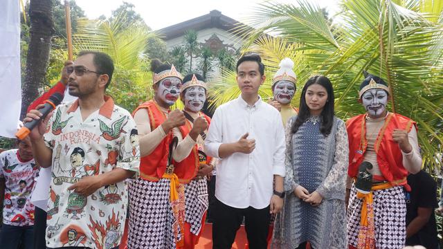 Gibran Rakabuming Raka dilepas sang istri untuk mendaftar sebagai calon wali kota Solo ke DPD PDIP Jawa Tengah, Kamis (12/12/2019). (Liputan6.com/ Fajar Abrori)