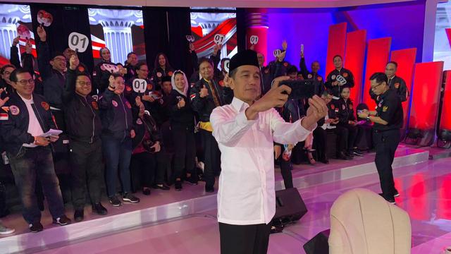 Capres nomor urut 01 Jokowi saat mengikuti debat perdana Pilpres 2019.