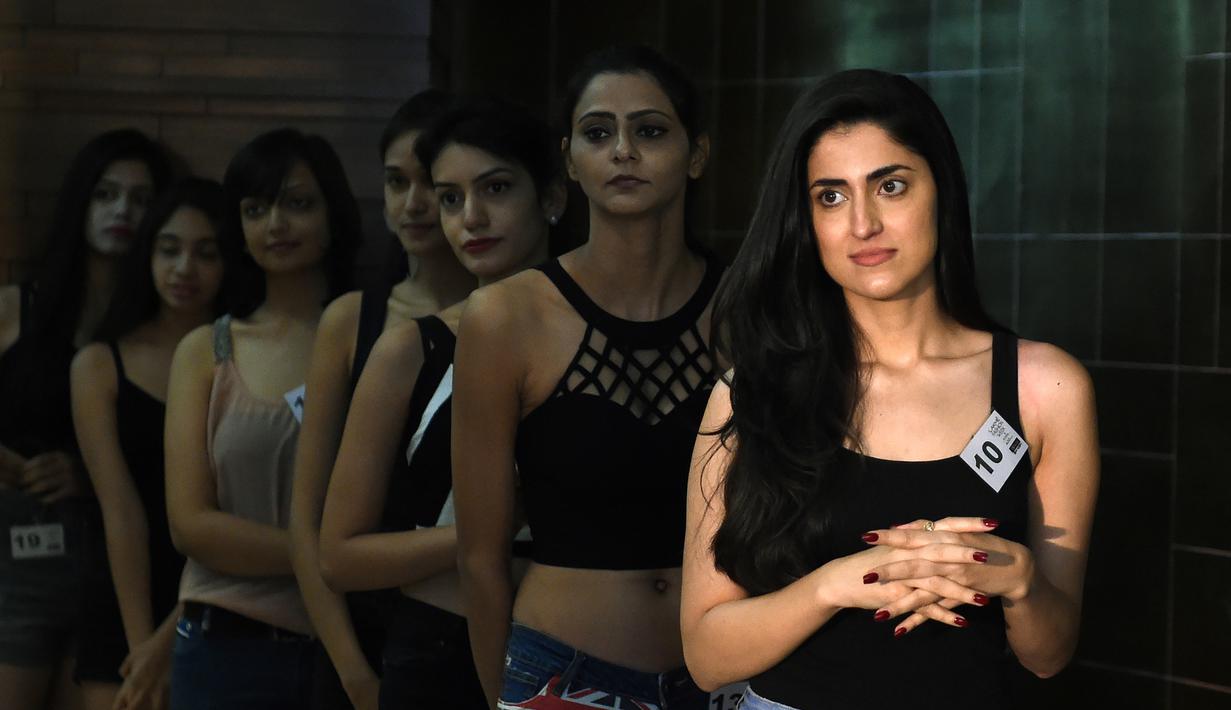 Sejumlah  model menunggu untuk tampil di hadapan juri selama audisi model Lakme Fashion Week (LFW) di Mumbai (13/6). Sekitar 153 model India dan internasional berpartisipasi untuk audisi koleksi LFW Winter/Festive 2017. (AFP Photo/Punit Paranjpe)