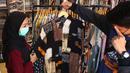 Pedagang melayani pembeli di salah satu outlet pakaian di Kawasan Tangerang, Banten, Rabu (9/2/2022). Badan Pusat Statistik (BPS) meyakini daya beli masyarakat makin membaik pada awal tahun 2022. (Liputan6.com/Angga Yuniar)