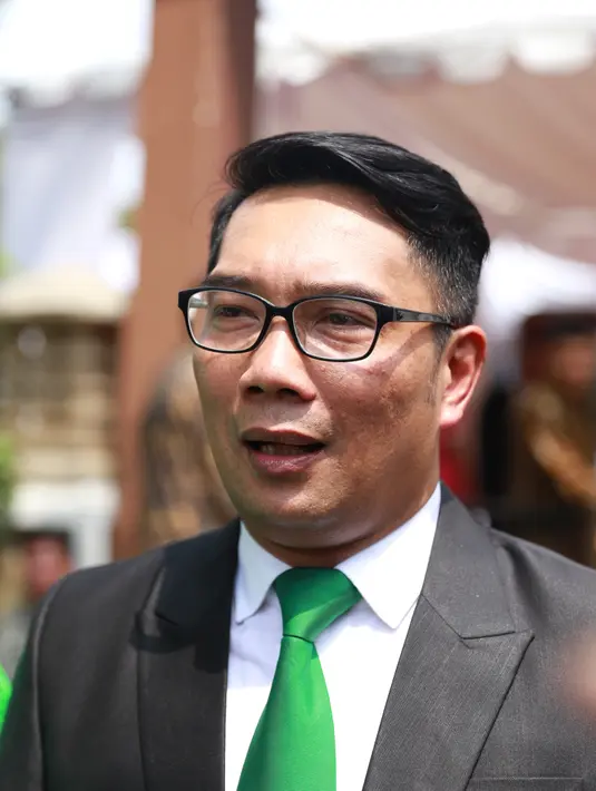 "Memang wajah saya wajah selfie kayaknya," kata Kang Emil usai keluar dari Gedung Graha Saba Buana, Jl Letjen Suprapto, Surakarta, Rabu (8/11/2017) siang. (Adrian Putra/Bintang.com)