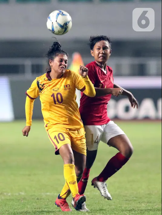 Pemain tengah Timnas Putri Indonesia, Nisma Francida Rusdiana (kanan) berebut bola dengan gelandang Sri Lanka, Rathnayake Mudiyanselage saat laga persahabatan di Stadion Pakansari, Kab Bogor, Sabtu (16/11/2019). Indonesia menang telak 5-0 atas Sri Lanka. (Liputan6.com/Helmi Fithriansyah)