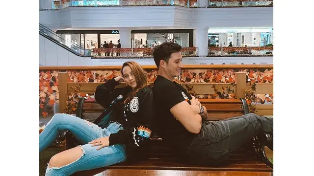 6 Momen Mesra Mike Lewis dan Janisaa Setelah Bertunangan, Semakin Lengket