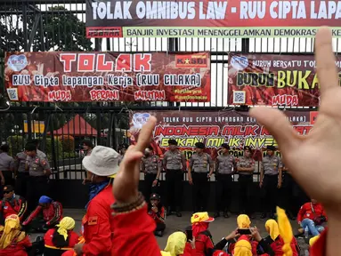 Buruh yang tergabung dalam Gerakan Buruh Bersama Rakyat (Gebrak) berdemonstrasi di depan Gedung DPR, Jakarta, Senin (13/1/2020). Massa menyuarakan penolakan mereka terhadap Omnibus Law Rancangan Undang-Undang Cipta Lapangan Kerja. (Liputan6.con/Johan Tallo)