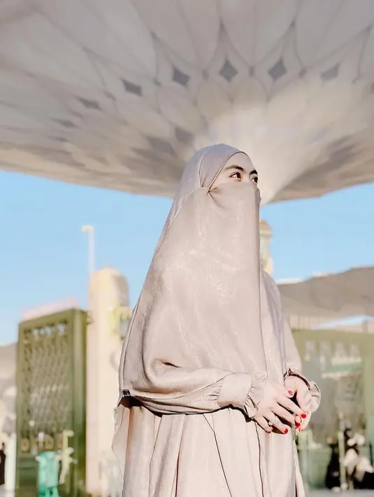 dr. Sindy juga tampil dengan busana warna coklat yang lengkap dengan cadarnya. [@dr.sindyputri_]