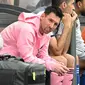 Bintang Inter Miami, Lionel Messi di bench ketika timnya bertanding dalam uji coba di Hong Kong, Minggu (4/2/2024). (PETER PARKS / AFP)