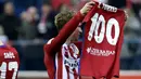 Pemain Atletico Madrid, Fernando Torres mengangkat baju bertuliskan 100 gol yang telah dicetaknya bersama Atletico Madrid pada Lanjutan La Liga Spanyol di Stadion Vicente Calderon, Sabtu (6/2/2016).  (EPA/Javier Lizon)