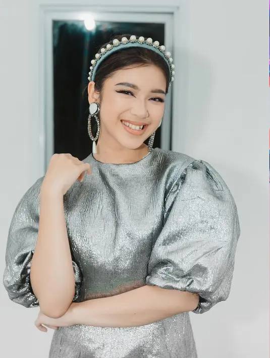 Aksen bando dengan aplikasi payet memberikan kesan glamor yang maksimal. Sahabat Fimela bisa mengandalkannya untuk acara formal, berpadu tatanan rambut sederhana.