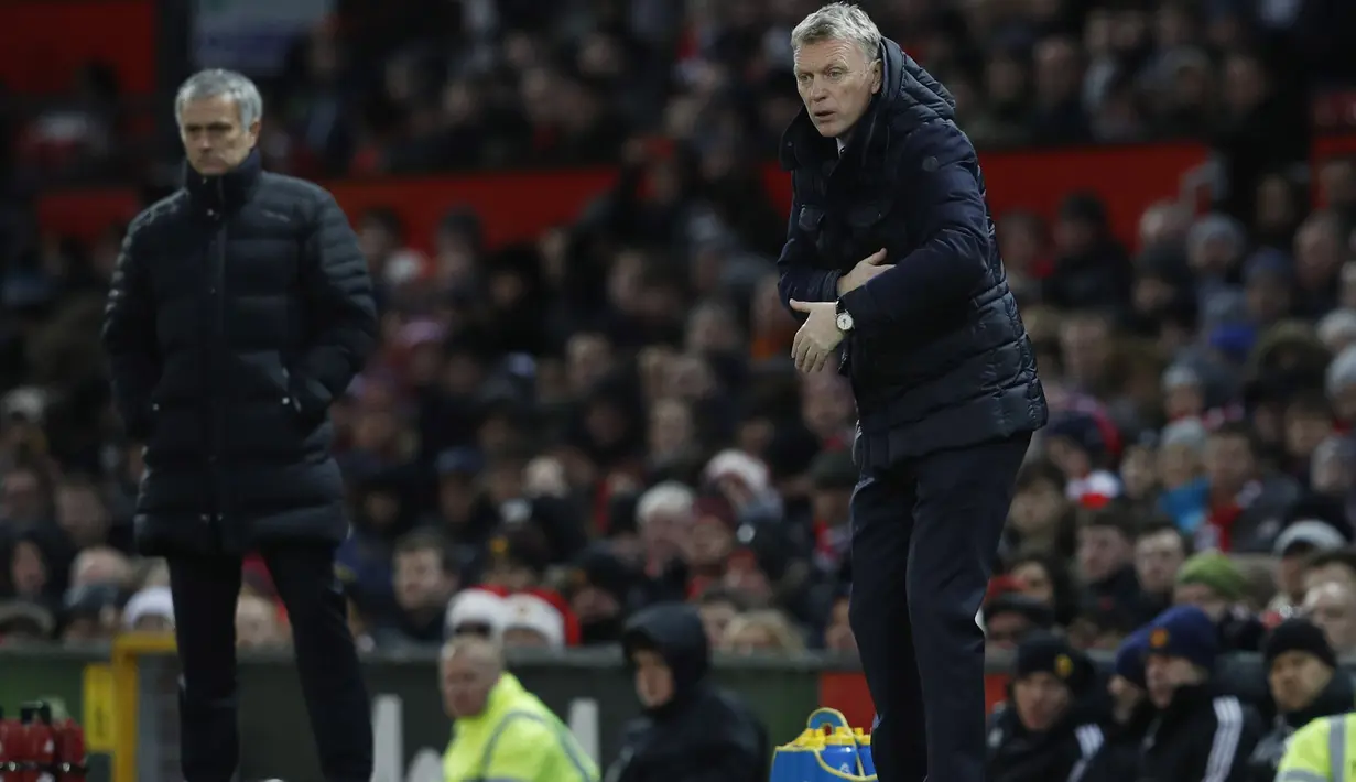 Ekspresi pelatih Sunderland, David Moyes dan pelatih Manchester United, Jose Mourinho saat menemani timnya berlaga pada lanjutan Premier League di Old Trafford Stadium, (26/12/2016). (Reuters/Phil Noble) 