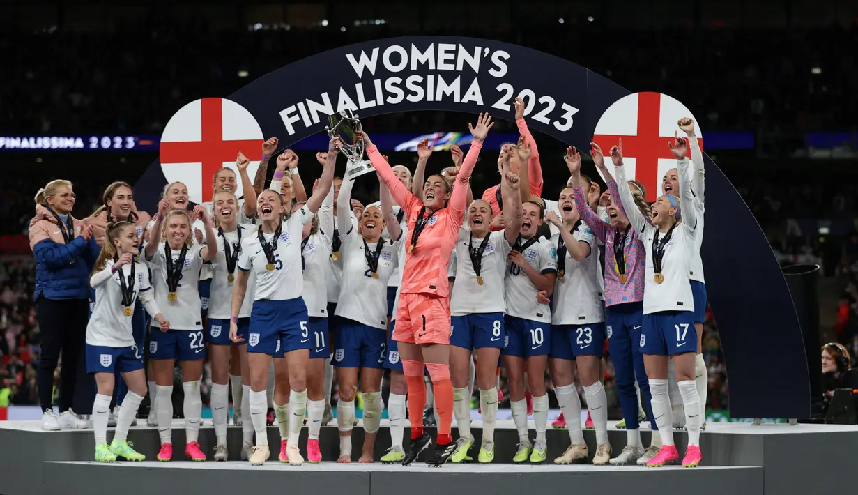 Timnas Inggris merayakan kemenangan saat menjuarai Finalissima Putri 2023 setelah mengalahkan Timnas Brasil pada laga yang berlangsung di Stadion Wembley, London, Jumat (07/04/2023) WIB. The Three Lions secara dramatis mengalahkan Brasil dengan skor 4-2 dalam babak adu penalti setelah bermain imbang 1-1 di waktu normal. (AFP/Adrian Dennis)