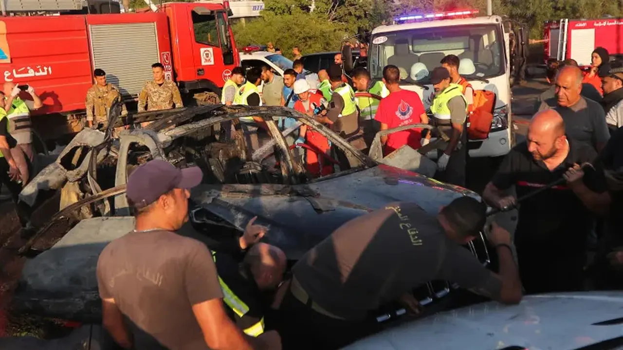Pekerja pertahanan sipil memeriksa mobil yang terkena serangan Israel, di kota pelabuhan Sidon di Lebanon selatan, 9 Agustus 2024. [Mohammed Zaatari/AP Photo]