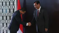 Menko Kemaritiman yang juga Plt Menteri ESDM Luhut Panjaitan berjabat tangan dengan Ignasius Jonan sebelum dimulainya acara sertijab dari Luhut ke Jonan sebagai Menteri ESDM baru, di Kementerian ESDM, Jakarta, Senin (17/10). (Liputan6.com/Angga Yuniar)