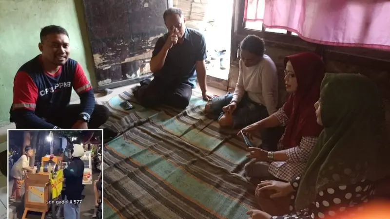 Pihak Pemkot Surabaya saat mendatangi rumah bocah penjual SD pentol. (Sian Kurniawan/Liputan6.com)