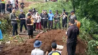 Relokasi jasad dari TPU Kebon Nanas, Bogor yang terkena longsor, Jumat (28/2/2020). (Liputan6.com/Achmad Sudarno)