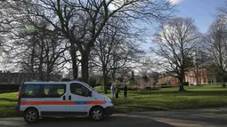 Sebuah mobil van polisi terlihat terparkir di lapangan dekat Istana Kensington, London, Inggris, Selasa (9/2). Seorang pria bunuh diri dengan membakar tubuhnya di depan tempat tinggal Pangeran William beserta istrinya, Kate Middleton. (REUTERS/Neil Hall)