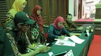 Petugas KPU Jatim melakukan coklit di rumah Khofifah. (Dian Kurniawan/Liputan6.com)
