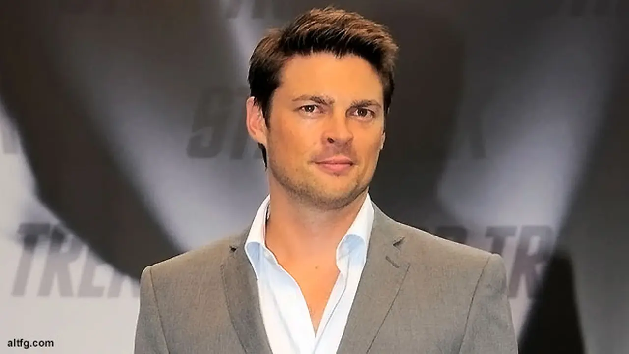 karl-urban-130805c.jpg