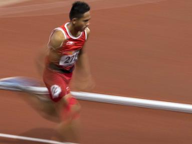 Ferry Pradana meraih medali perak di cabang para atletik nomor lari 400 meter putra klasifikasi T45/46/47 pada Asian Para Games 2018, di Stadion Utama Gelora Bung Karno Jakarta, Kamis(11/10/2018).  (Bola.com/Peksi Cahyo)