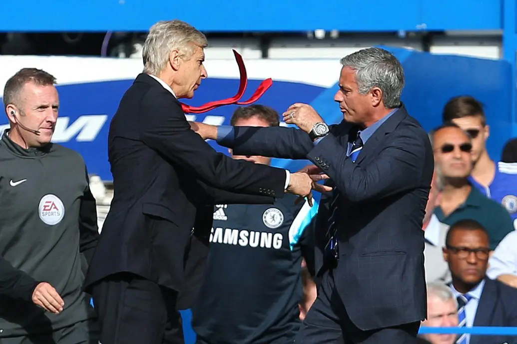 Jose Mourinho beradu fisik dengan Arsene Wenger.