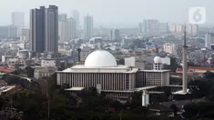 Suasana Masjid Istiqlal dan gedung bertingkat dengan latar polusi di Jakarta, Selasa (22/8/2023). Badan Riset dan Inovasi Nasional (BRIN) mulai melakukan operasi Teknologi Modifikasi Cuaca (TMC) untuk mengurangi polusi udara di wilayah Jakarta-Bogor-Depok-Tangerang-Bekasi (Jabodetabek). (Liputan6.com/Johan Tallo)