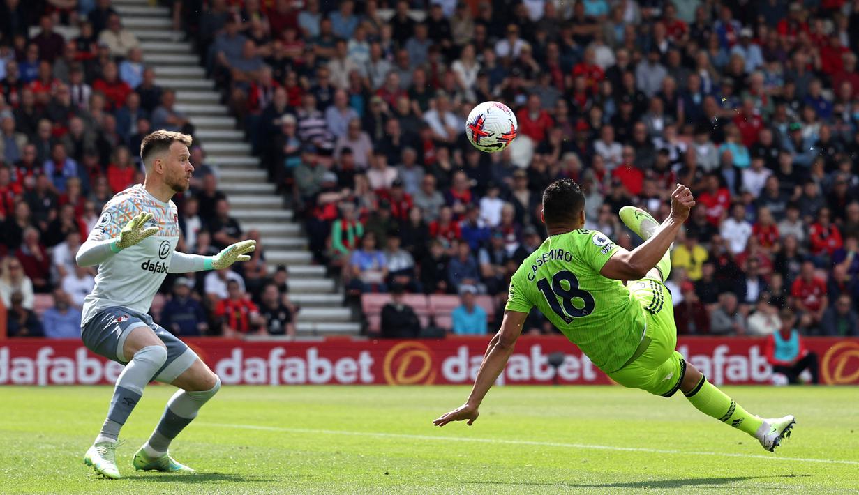 Pemain Manchester United, Casemiro (kanan), mnendang bola sambil membalikkan badannya ke gawang Bournemouth yang dijaga oleh Neto dalam pertandingan pekan ke-37 English Premier League 2022/2023 yang berlangsung di Vitality Stadium, Sabtu (20/5/2023). (AFP/Adrian Dennis)
