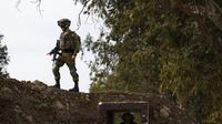 Pasukan Israel di Dataran Tinggi Golan dekat perbatasan dengan Suriah pada 7 Desember 2024. (Jalaa Marey/AFP)