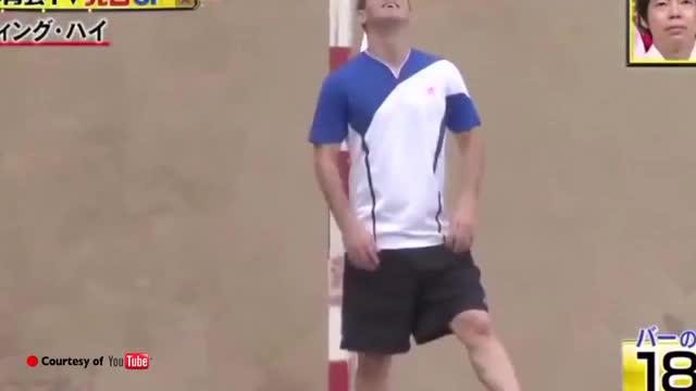 Video Lionel Messi yang berhasil melewati tantangan mengontrol bola setelah ditendang sendiri olehnya setinggi 18 meter.