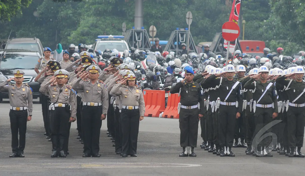 Sejumlah personel dari Direktorat Lalulintas Polda Metro Jaya dan jajaran Satuan Wilayah, serta unsur TNI mengikuti apel Gelar Pasukan Ops Simpatik Jaya 2015 di Lapangan Ditlantas Polda Metro Jaya, Rabu (1/4/2015). (Liputan6.com/Herman Zakharia)
