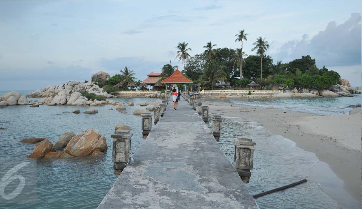 Pantai Parai Tenggiri yang mempunyai kontur tanah landai dan memiliki ombak yang relatif kecil ini adalah salah satu tempat wisata yang menjadi andalan dari kepulauan Bangka Belitung. (Liputan6.com/Gempur M Surya)
