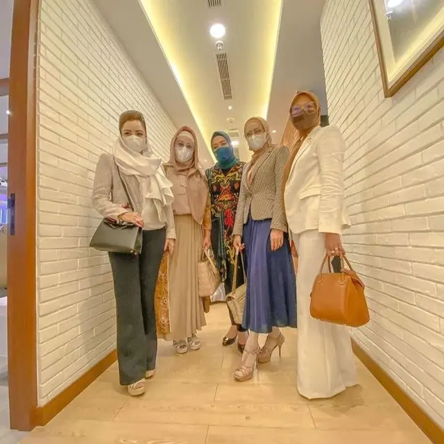 7 Gaya Mulan Jameela Bareng Rekan DPR, Bak Sosialita